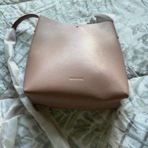 Samara vegan shoulder bag in peony pink.